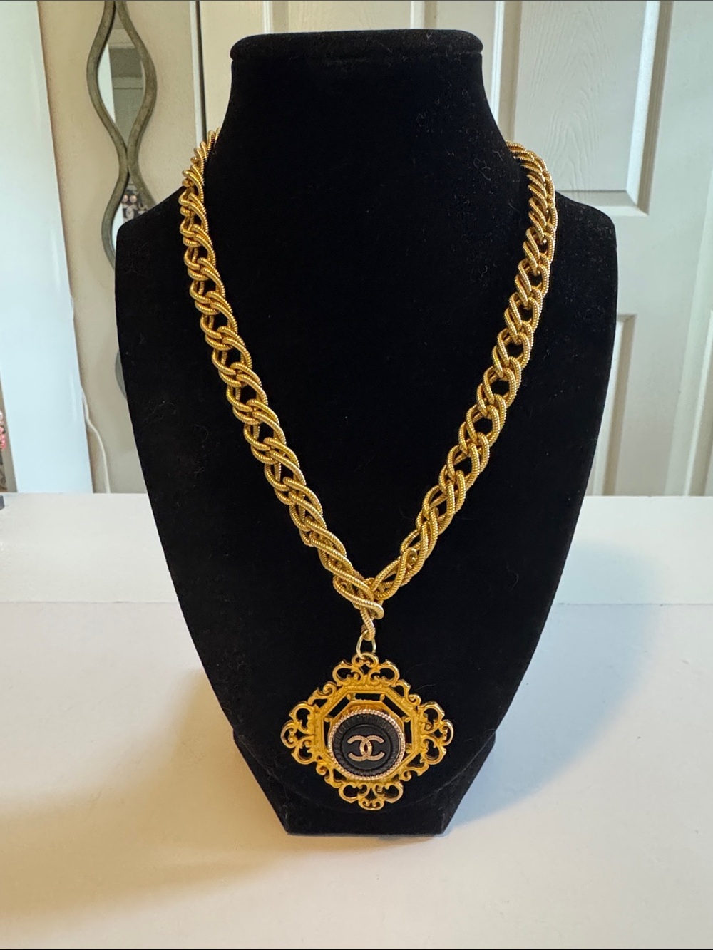 Stunning Gold-Tone Braided Vintage Chain Necklace with Filigree Pendant